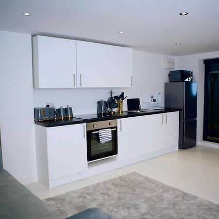 Perfect 1 Bed Apartment Sleeps 5 1 Kingsize Bed 1 Double Sofabed One Single Mattress Free Parking Wifi Good Transport Network Shopping Holiday Makers Families Contractors In North London Enfield Exteriér fotografie