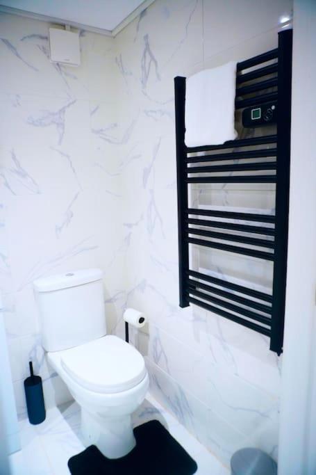 Perfect 1 Bed Apartment Sleeps 5 1 Kingsize Bed 1 Double Sofabed One Single Mattress Free Parking Wifi Good Transport Network Shopping Holiday Makers Families Contractors In North London Enfield Exteriér fotografie