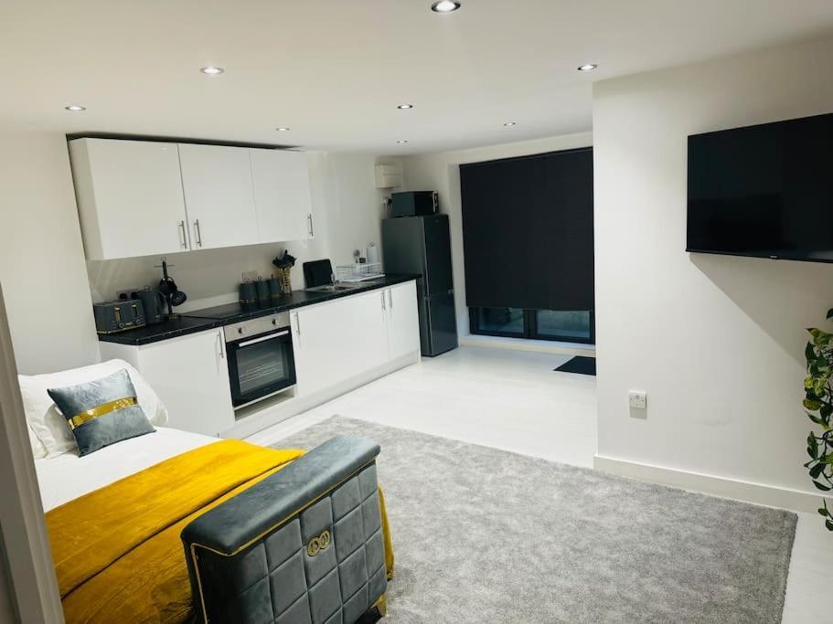 Perfect 1 Bed Apartment Sleeps 5 1 Kingsize Bed 1 Double Sofabed One Single Mattress Free Parking Wifi Good Transport Network Shopping Holiday Makers Families Contractors In North London Enfield Exteriér fotografie