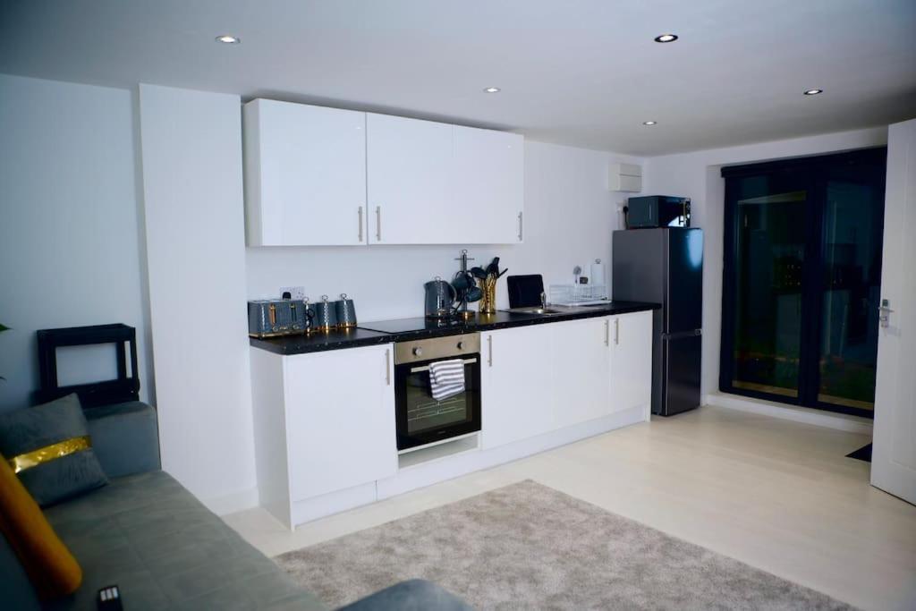 Perfect 1 Bed Apartment Sleeps 5 1 Kingsize Bed 1 Double Sofabed One Single Mattress Free Parking Wifi Good Transport Network Shopping Holiday Makers Families Contractors In North London Enfield Exteriér fotografie