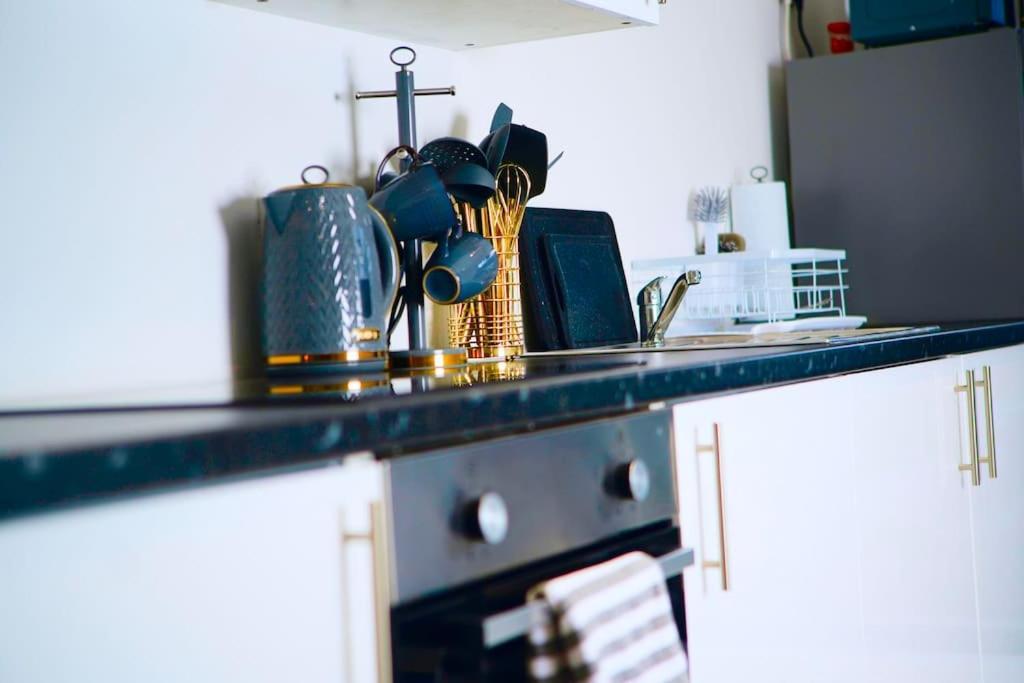 Perfect 1 Bed Apartment Sleeps 5 1 Kingsize Bed 1 Double Sofabed One Single Mattress Free Parking Wifi Good Transport Network Shopping Holiday Makers Families Contractors In North London Enfield Exteriér fotografie