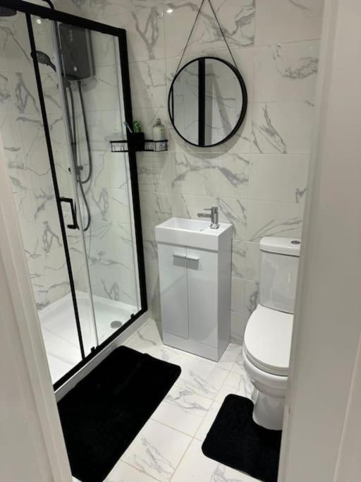 Perfect 1 Bed Apartment Sleeps 5 1 Kingsize Bed 1 Double Sofabed One Single Mattress Free Parking Wifi Good Transport Network Shopping Holiday Makers Families Contractors In North London Enfield Exteriér fotografie