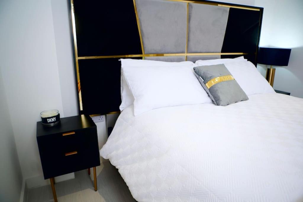 Perfect 1 Bed Apartment Sleeps 5 1 Kingsize Bed 1 Double Sofabed One Single Mattress Free Parking Wifi Good Transport Network Shopping Holiday Makers Families Contractors In North London Enfield Exteriér fotografie