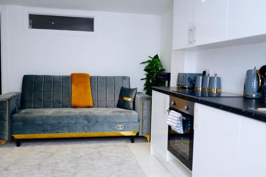 Perfect 1 Bed Apartment Sleeps 5 1 Kingsize Bed 1 Double Sofabed One Single Mattress Free Parking Wifi Good Transport Network Shopping Holiday Makers Families Contractors In North London Enfield Exteriér fotografie