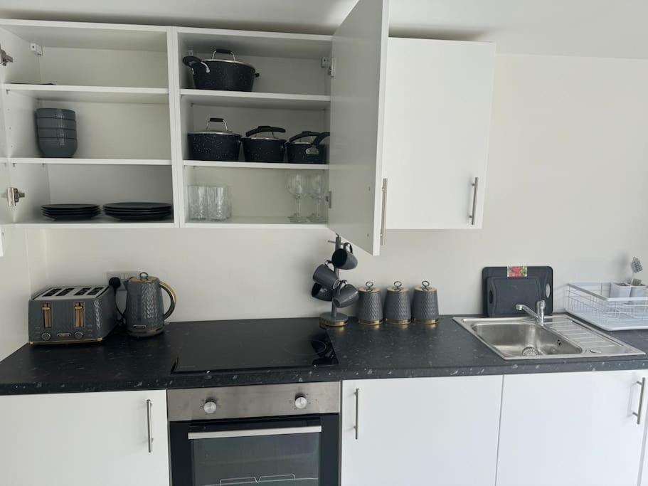 Perfect 1 Bed Apartment Sleeps 5 1 Kingsize Bed 1 Double Sofabed One Single Mattress Free Parking Wifi Good Transport Network Shopping Holiday Makers Families Contractors In North London Enfield Exteriér fotografie