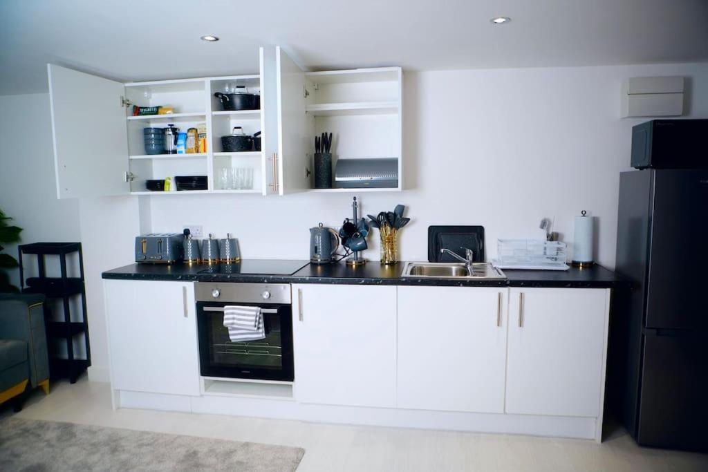 Perfect 1 Bed Apartment Sleeps 5 1 Kingsize Bed 1 Double Sofabed One Single Mattress Free Parking Wifi Good Transport Network Shopping Holiday Makers Families Contractors In North London Enfield Exteriér fotografie