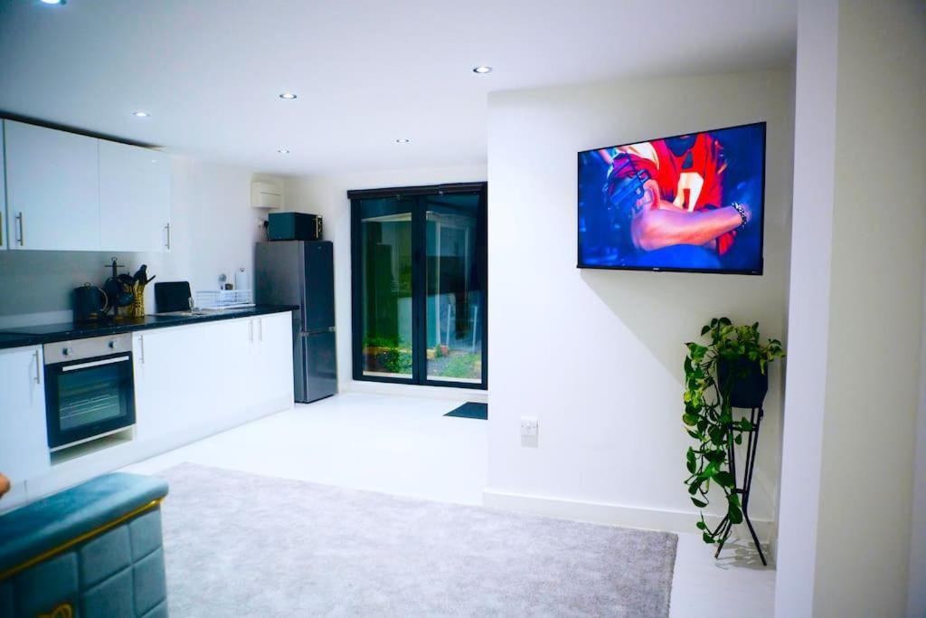Perfect 1 Bed Apartment Sleeps 5 1 Kingsize Bed 1 Double Sofabed One Single Mattress Free Parking Wifi Good Transport Network Shopping Holiday Makers Families Contractors In North London Enfield Exteriér fotografie