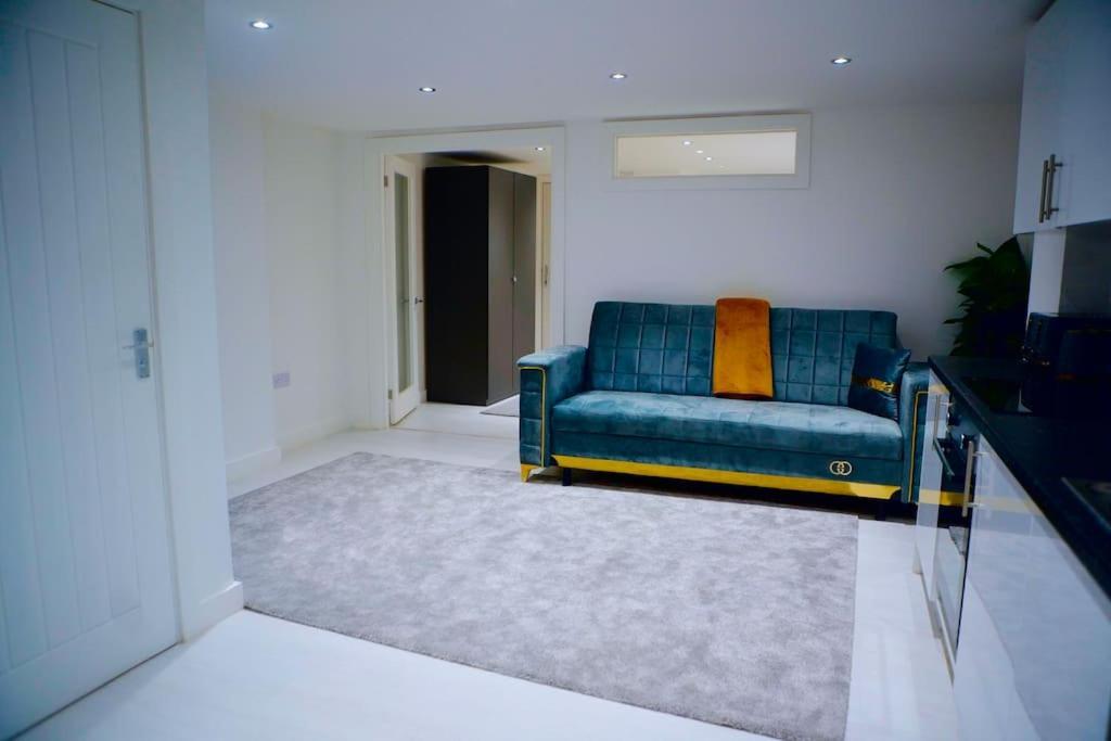 Perfect 1 Bed Apartment Sleeps 5 1 Kingsize Bed 1 Double Sofabed One Single Mattress Free Parking Wifi Good Transport Network Shopping Holiday Makers Families Contractors In North London Enfield Exteriér fotografie