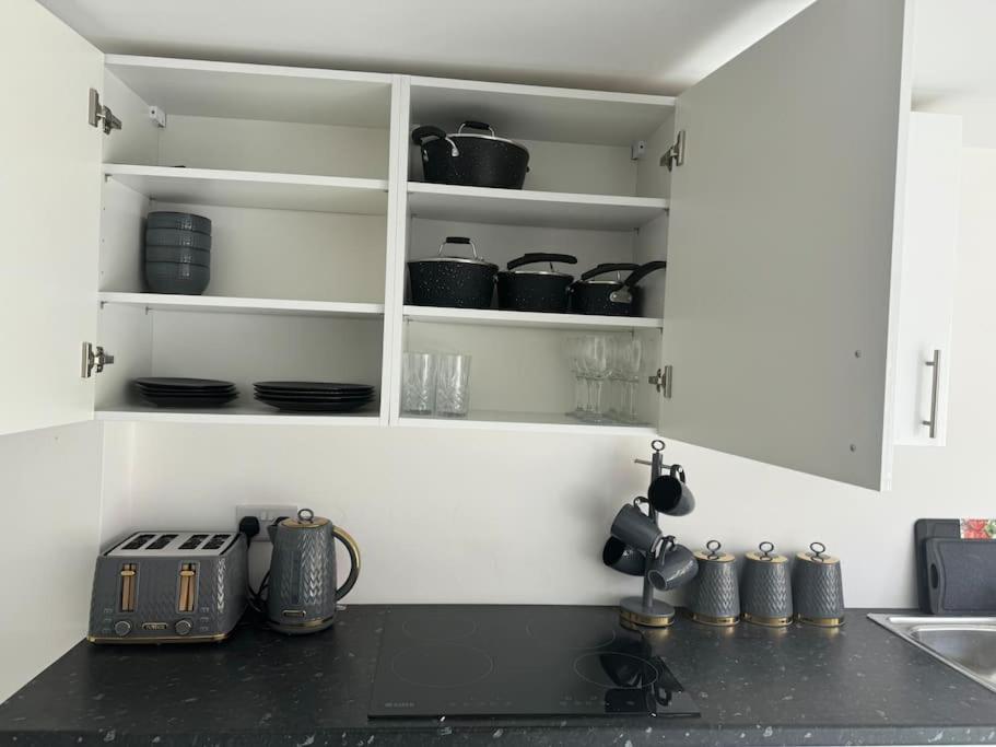 Perfect 1 Bed Apartment Sleeps 5 1 Kingsize Bed 1 Double Sofabed One Single Mattress Free Parking Wifi Good Transport Network Shopping Holiday Makers Families Contractors In North London Enfield Exteriér fotografie
