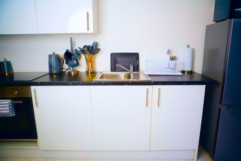 Perfect 1 Bed Apartment Sleeps 5 1 Kingsize Bed 1 Double Sofabed One Single Mattress Free Parking Wifi Good Transport Network Shopping Holiday Makers Families Contractors In North London Enfield Exteriér fotografie
