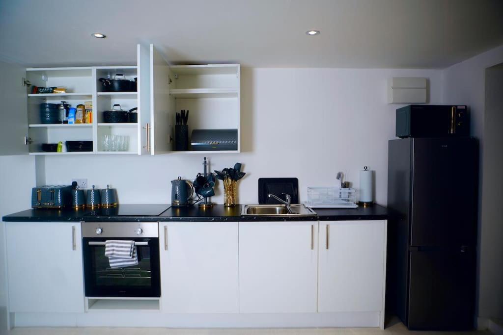 Perfect 1 Bed Apartment Sleeps 5 1 Kingsize Bed 1 Double Sofabed One Single Mattress Free Parking Wifi Good Transport Network Shopping Holiday Makers Families Contractors In North London Enfield Exteriér fotografie