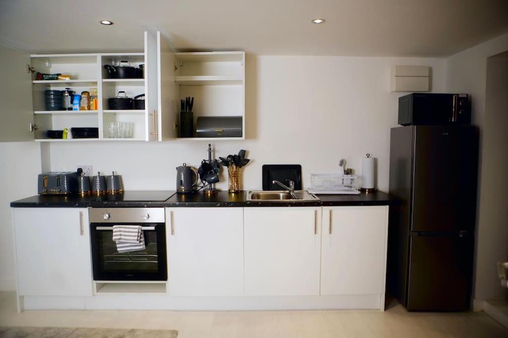 Perfect 1 Bed Apartment Sleeps 5 1 Kingsize Bed 1 Double Sofabed One Single Mattress Free Parking Wifi Good Transport Network Shopping Holiday Makers Families Contractors In North London Enfield Exteriér fotografie