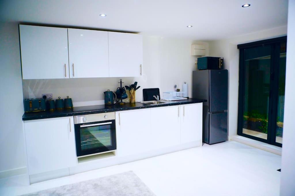 Perfect 1 Bed Apartment Sleeps 5 1 Kingsize Bed 1 Double Sofabed One Single Mattress Free Parking Wifi Good Transport Network Shopping Holiday Makers Families Contractors In North London Enfield Exteriér fotografie