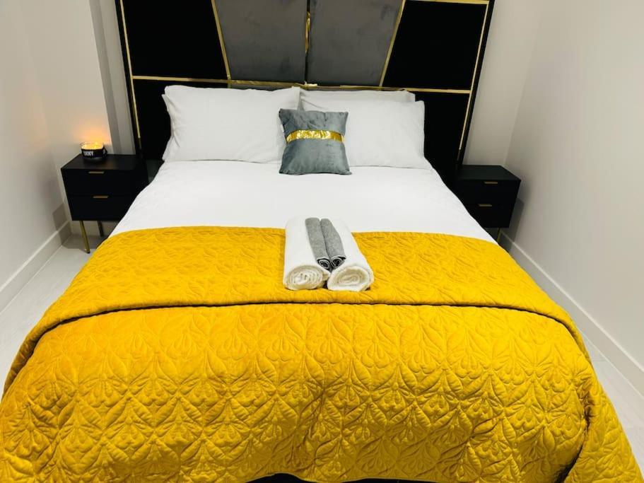 Perfect 1 Bed Apartment Sleeps 5 1 Kingsize Bed 1 Double Sofabed One Single Mattress Free Parking Wifi Good Transport Network Shopping Holiday Makers Families Contractors In North London Enfield Exteriér fotografie