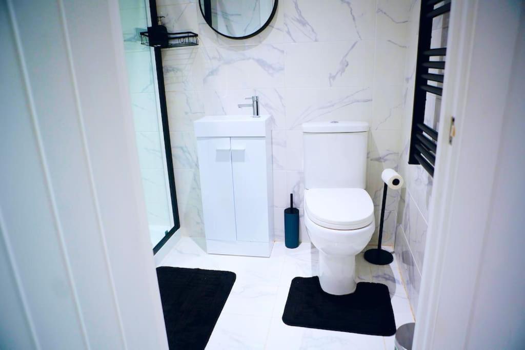 Perfect 1 Bed Apartment Sleeps 5 1 Kingsize Bed 1 Double Sofabed One Single Mattress Free Parking Wifi Good Transport Network Shopping Holiday Makers Families Contractors In North London Enfield Exteriér fotografie