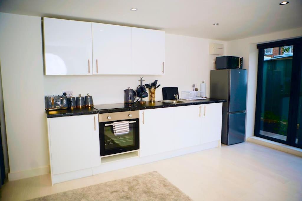 Perfect 1 Bed Apartment Sleeps 5 1 Kingsize Bed 1 Double Sofabed One Single Mattress Free Parking Wifi Good Transport Network Shopping Holiday Makers Families Contractors In North London Enfield Exteriér fotografie